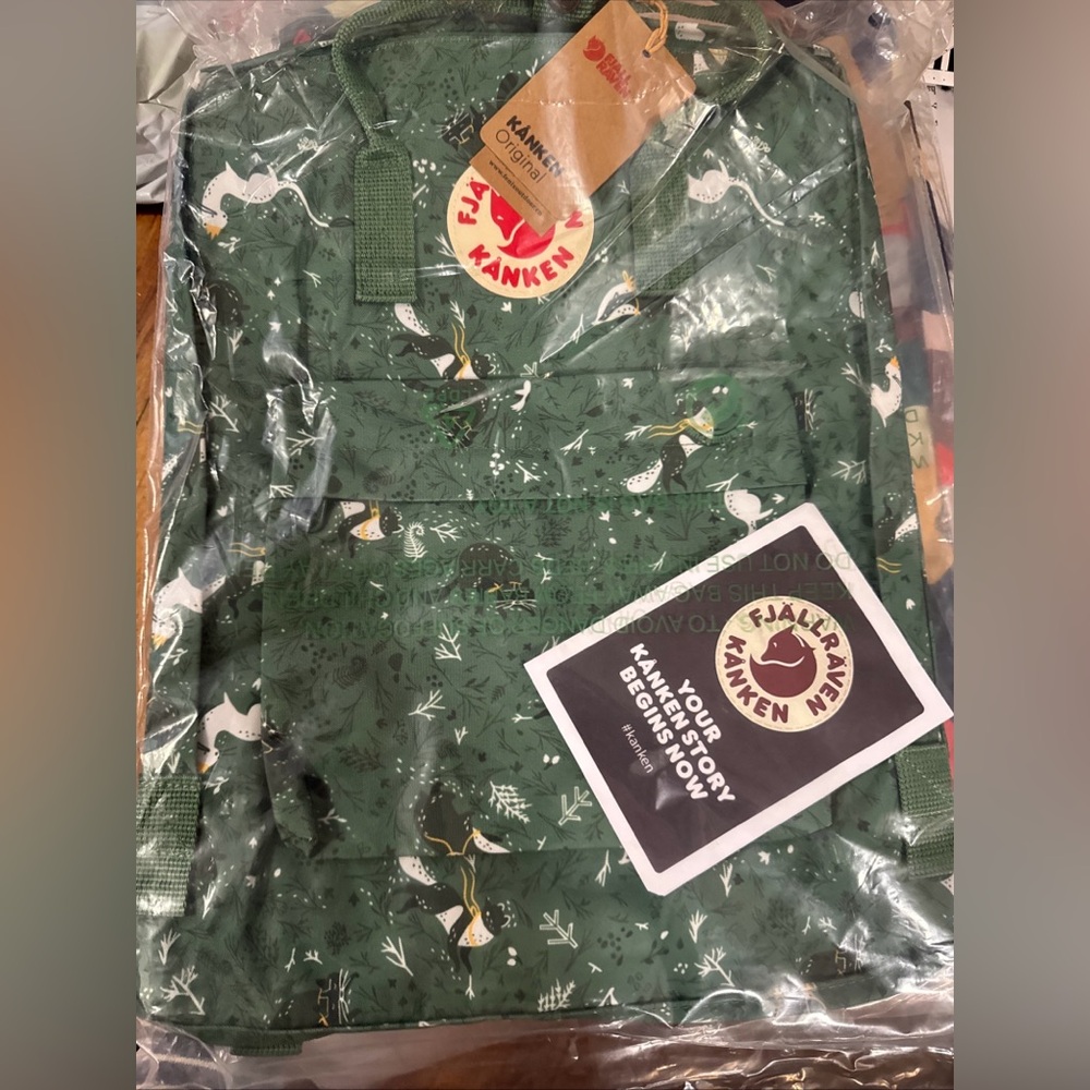 Fjällräven Kånken Backpack Forest Green Fox Print New with Tags 16L - Picture 3 of 4